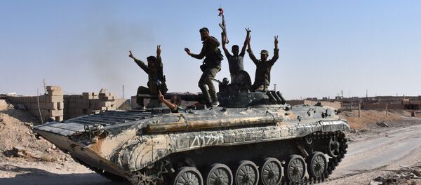 Syrian government forces celebrate in the eastern Syrian city of Deir Ezzor on September 11, 2017 as they continue to press forward with Russian air cover in the offensive against Islamic State group jihadists across the province Syrian government forces celebrate in the eastern Syrian city of Deir Ezzor on September 11, 2017 as they continue to press forward with Russian air cover in the offensive against Islamic State group jihadists across the province - Sputnik Afrique