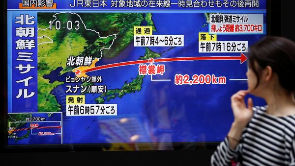 A passerby looks at a TV screen reporting news about North Korea's missile launch in Tokyo, Japan September 15, 2017 - Sputnik Afrique