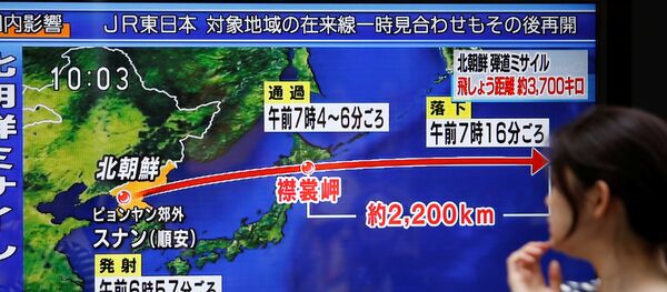 A passerby looks at a TV screen reporting news about North Korea's missile launch in Tokyo, Japan September 15, 2017 - Sputnik Afrique