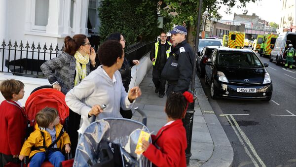 People speak with a police officer outside Parsons Green tube station in London, Britain September 15, 2017 - Sputnik Afrique