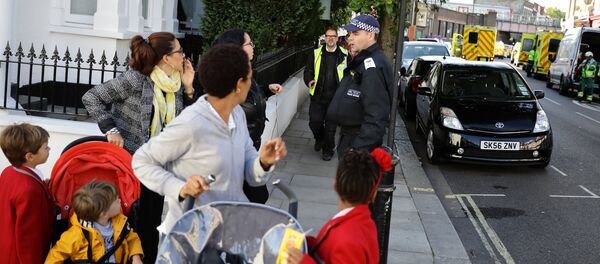 People speak with a police officer outside Parsons Green tube station in London, Britain September 15, 2017 - Sputnik Afrique