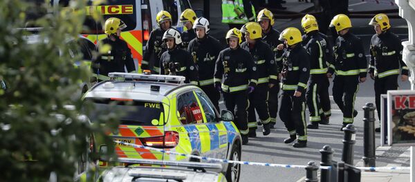 Members of the emergency services work near Parsons Green tube station in London, Britain September 15, 2017 - Sputnik Afrique