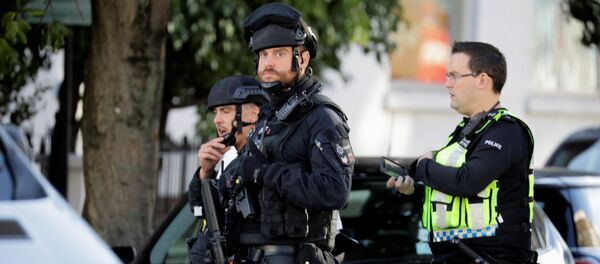 Armed policemen stand by cordon outside Parsons Green tube station in London, Britain September 15, 2017 - Sputnik Afrique