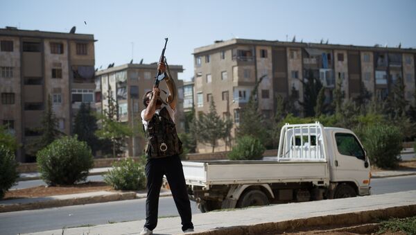 Un rebelle tire d'un fusil d'assaut de type AK-47 contre un hélicoptère de l'armée syrienne - Sputnik Afrique