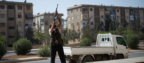 Un rebelle tire d'un fusil d'assaut de type AK-47 contre un hélicoptère de l'armée syrienne Un rebelle tire d'un fusil d'assaut de type AK-47 contre un hélicoptère de l'armée syrienne - Sputnik Afrique