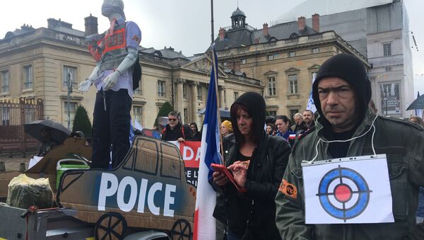 Policiers et femmes des forces de l'ordre en colère manifestent à Paris - Sputnik Afrique