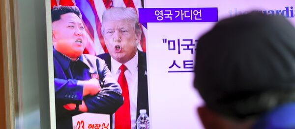 A man watches a television news programme showing US President Donald Trump (C) and North Korean leader Kim Jong-Un (L) at a railway station in Seoul on August 9, 2017 A man watches a television news programme showing US President Donald Trump (C) and North Korean leader Kim Jong-Un (L) at a railway station in Seoul on August 9, 2017 - Sputnik Afrique