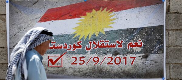 A man passes by a banner that reads Yes for the independence of Kurdistan in Kirkuk, Iraq September 10, 2017. - Sputnik Afrique