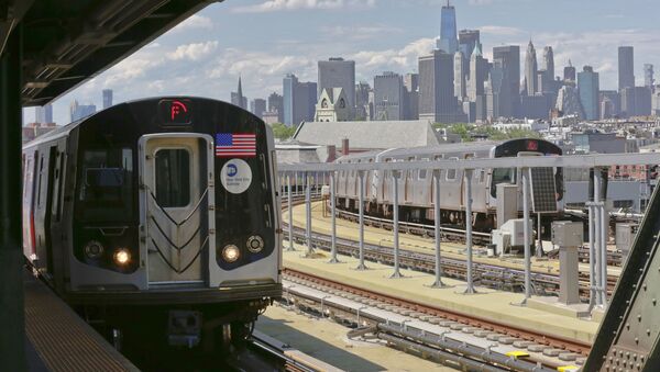 In this June 21, 2017 file photo, a subway train approaches the platform at Brooklyn's Smith Street above-ground subway station, in New York. - Sputnik Afrique