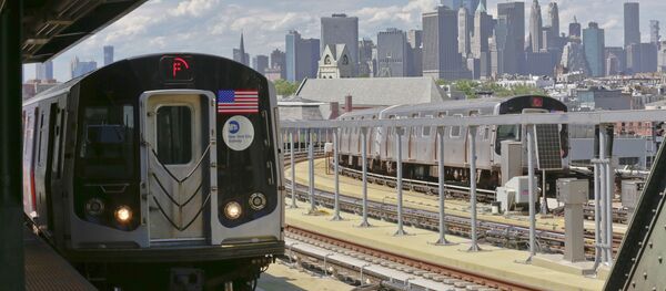 In this June 21, 2017 file photo, a subway train approaches the platform at Brooklyn's Smith Street above-ground subway station, in New York. - Sputnik Afrique