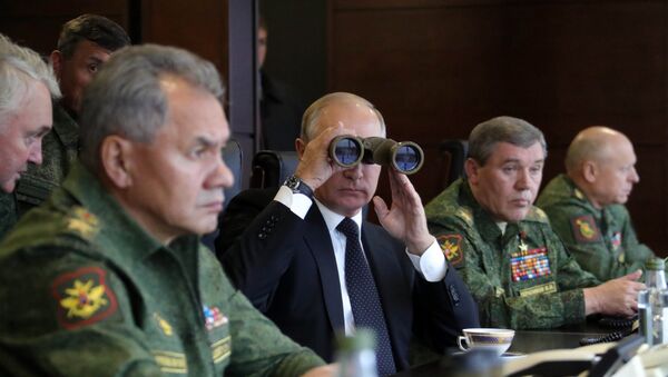 Vladimir Poutine inspecte les manœuvres Zapad 2017 - Sputnik Afrique