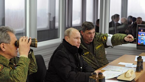 Vladimir Poutine inspecte les manœuvres Zapad 2017 - Sputnik Afrique