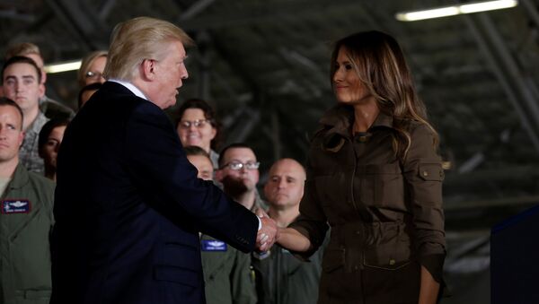 U.S. President Donald Trump shakes hands with First Lady Melania Trump before delivering remarks to military personnel and families at Joint Base Andrews in Maryland, U.S., September 15, 2017. - Sputnik Afrique
