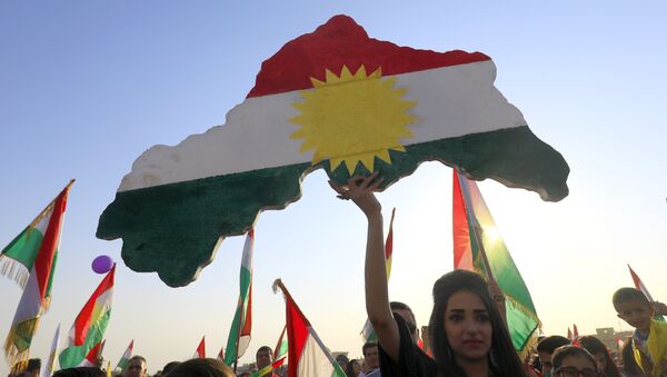 Syrian Kurds take part in a rally in the northeastern Syrian city of Qamishli on September 15, 2017, in support of an independence referendum in Arbil. - Sputnik Afrique
