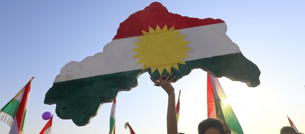 Syrian Kurds take part in a rally in the northeastern Syrian city of Qamishli on September 15, 2017, in support of an independence referendum in Arbil. - Sputnik Afrique