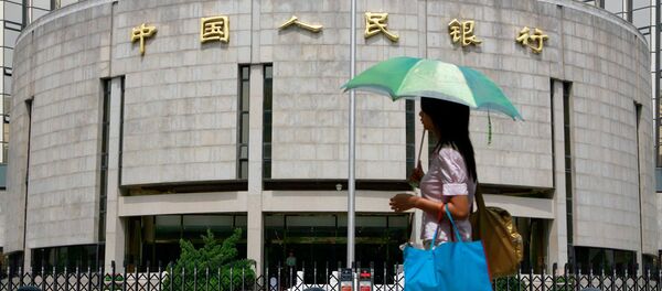 A pedestrian walks past the People's Bank of China, also known as China's Central Bank in Beijing, 22 August 2007. - Sputnik Afrique