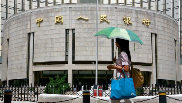 A pedestrian walks past the People's Bank of China, also known as China's Central Bank in Beijing, 22 August 2007. - Sputnik Afrique