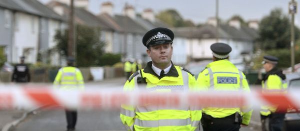 Police officers work near a property in Sunbury-on-Thames, southwest London, as part of the investigation into Friday's Parsons Green bombing, Saturday Sept, 16, 2017 - Sputnik Afrique