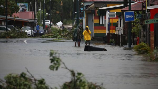 People walk in a flooded street after the passage of Hurricane Maria in Pointe-a-Pitre, Guadeloupe island - Sputnik Afrique