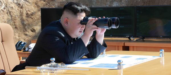 North Korean Leader Kim Jong Un looks on during the test-fire of inter-continental ballistic missile Hwasong-14 in this undated photo released by North Korea's Korean Central News Agency (KCNA) in Pyongyang, July, 4 2017. North Korean Leader Kim Jong Un looks on during the test-fire of inter-continental ballistic missile Hwasong-14 in this undated photo released by North Korea's Korean Central News Agency (KCNA) in Pyongyang, July, 4 2017. - Sputnik Afrique