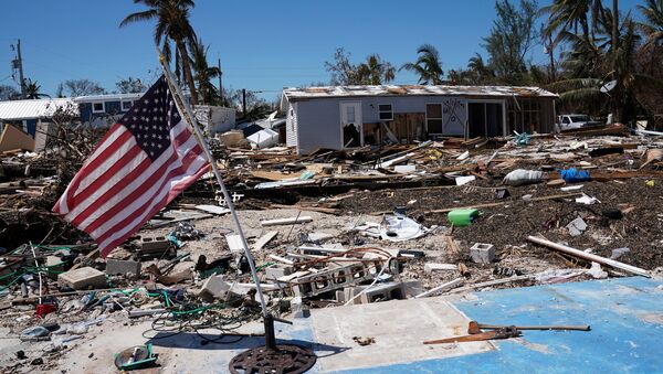 A U.S. flag flies over a debris field of former houses following Hurricane Irma in Islamorada, Florida, U.S., September 15, 2017. - Sputnik Afrique