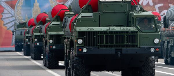 Зенитная ракетная система С-400 Триумф во время генеральной репетиции Парада Победы на Дворцовой площади в Санкт-Петербурге. - Sputnik Afrique