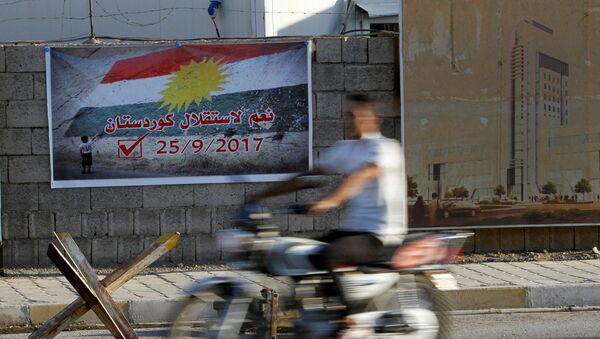 A man rides a motorcycle past a banner that reads Yes for the independence of Kurdistan in Kirkuk, Iraq September 10, 2017. - Sputnik Afrique
