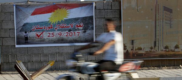A man rides a motorcycle past a banner that reads Yes for the independence of Kurdistan in Kirkuk, Iraq September 10, 2017. - Sputnik Afrique