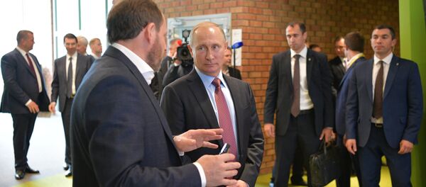 21 сентября 2017. Президент РФ Владимир Путин и генеральный директор компании Яндекс Аркадий Волож (слева) во время посещения московского офиса отечественной ИТ-компании Яндекс, которой исполняется 20 лет. - Sputnik Afrique