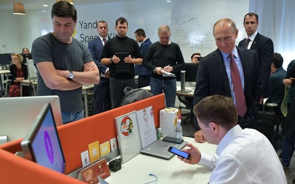 Vladimir Poutine rend visite au siège de l'entreprise russe du Web Yandex - Sputnik Afrique