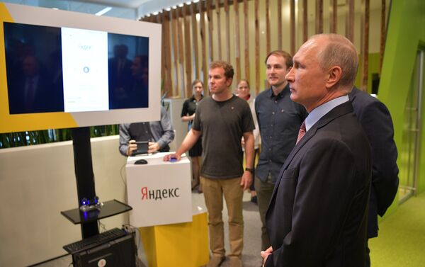 Vladimir Poutine rend visite au siège de l'entreprise russe du Web Yandex - Sputnik Afrique