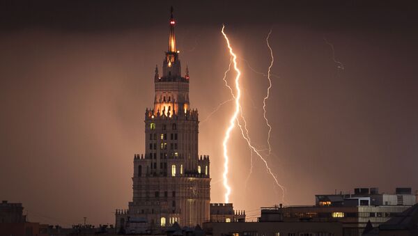 Relâmpago no céu sobre arranha-céu moscovita - Sputnik Afrique