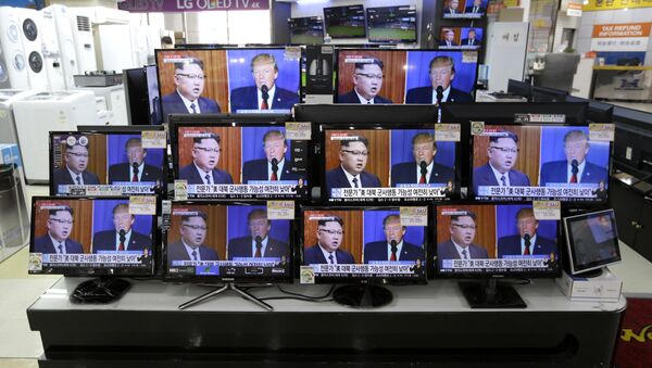 TV screens show a news program with an image of U.S. President Donald Trump and North Korean leader Kim Jong Un - Sputnik Afrique
