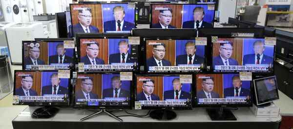 TV screens show a news program with an image of U.S. President Donald Trump and North Korean leader Kim Jong Un - Sputnik Afrique