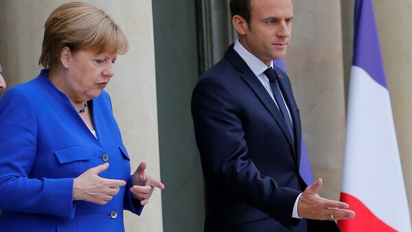 Frankreichs Präsident Emmanuel Macron und Bundeskanzlerin Angela Merkel - Sputnik Afrique