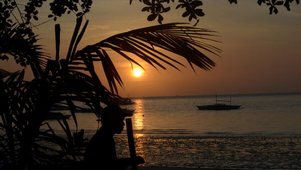 The sun rises over boats in Panglao island in Bohol on October 18, 2013, the area where a 7.1 magnitude quake struck on October 15. The death toll from a 7.1-magnitude earthquake that struck the central Philippines rose to 172 as authorities warned it would probably climb even higher. - Sputnik Afrique