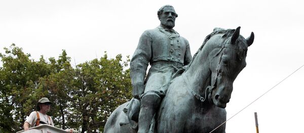 City workers drape a tarp over the statue of Confederate General Robert E. Lee in Emancipation park in Charlottesville, Va., Wednesday, Aug. 23, 2017. - Sputnik Afrique