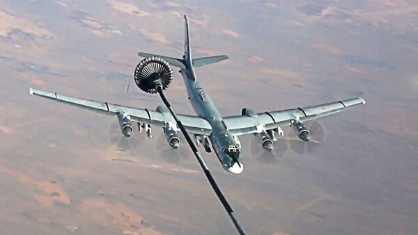 Un Tu-95MS se ravitaille en vol avant de frapper les terroristes en Syrie - Sputnik Afrique