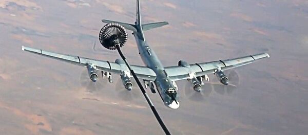 Un Tu-95MS se ravitaille en vol avant de frapper les terroristes en Syrie - Sputnik Afrique