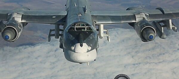 Дозаправка в воздухе стратегического бомбардировщика-ракетоносца Ту-95МС во время выполнения боевой задачи по нанесению ударов крылатыми ракетами Х-101 по объектам террористов в Сирии Дозаправка в воздухе стратегического бомбардировщика-ракетоносца Ту-95МС во время выполнения боевой задачи по нанесению ударов крылатыми ракетами Х-101 по объектам террористов в Сирии - Sputnik Afrique