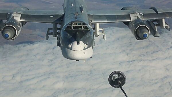 Дозаправка в воздухе стратегического бомбардировщика-ракетоносца Ту-95МС во время выполнения боевой задачи по нанесению ударов крылатыми ракетами Х-101 по объектам террористов в Сирии - Sputnik Afrique