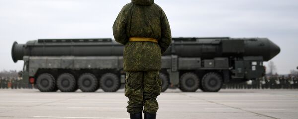 Подвижной грунтовой ракетный комплекс пятого поколения Ярс на совместной тренировке сводного парадного расчета, механизированной колонны и авиации Парада Победы. - Sputnik Afrique