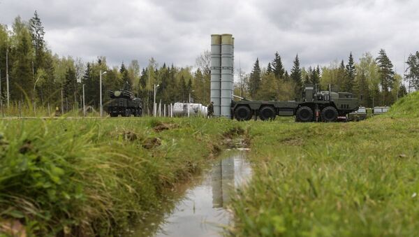 An S-400 Triumf anti-aircraft weapon system and a Pantsir-S surface-to-air missile and anti-aircraft artillery weapon system during the combat duty drills of the surface to air-misile regiment in the Moscow Region - Sputnik Afrique