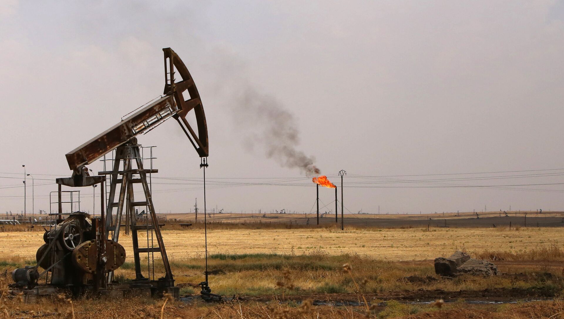 Des pompes de puits de pétrole dans le champ pétrolier de Rmeilane, dans la province de Hasakeh, au nord-est de la Syrie. - Sputnik Afrique, 1920, 22.03.2021
