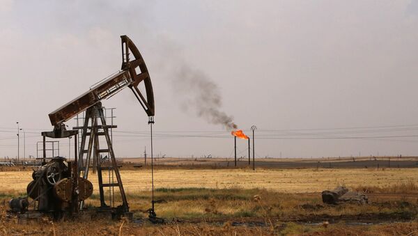 Oil well pumps are seen in the Rmeilane oil field in Syria's northerneastern Hasakeh province - Sputnik Afrique
