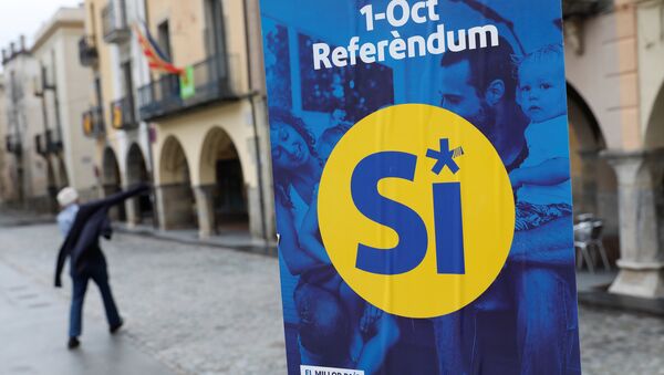 A pro-independence referendum campaign banner hangs in the birthplace of Catalan President Carles Puigdemont, the Catalan town of Amer, Spain, September 30, 2017. - Sputnik Afrique