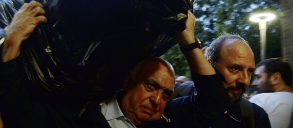 Uh homme porte un sac rempli de bulletins, Catalogne, 1 octobre - Sputnik Afrique