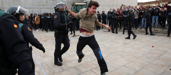 Enfrentamientos entre policía y manifestantes en Barcelona - Sputnik Afrique