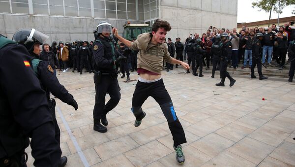 Enfrentamientos entre policía y manifestantes en Barcelona - Sputnik Afrique