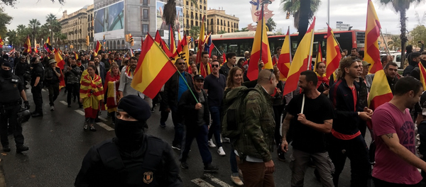 Manifestation pour l'unité du pays à Barcelone, le 1 octobre - Sputnik Afrique